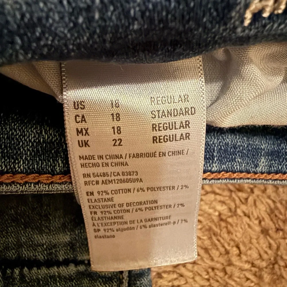 American Eagle Distressed Blue Jeans with Graphic Details - Picture 5 of 5